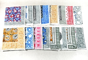 Bandana en coton à motif floral dessiné à la main FABRIA - Fait main, style indien, doux pour la peau, séchage rapide, respirant, durable - Product Image 4