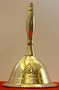 Campana de Altar Triquetra Pandulam para Oración Espiritual, Campana de Latón de 3 Pulgadas, Campana de Altar de Latón por Indian Consigners - Product Image 2