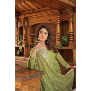 Robe de mariée de style bal en faux georgette brodée, longueur ras du sol, avec dupatta orné de perles et de paillettes - Product Image 2