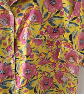 Ensemble de pyjama d'été pour femme à imprimé floral vibrant, en coton artisanal respirant et à séchage rapide, chemise à manches courtes boutonnée - Product Image 2