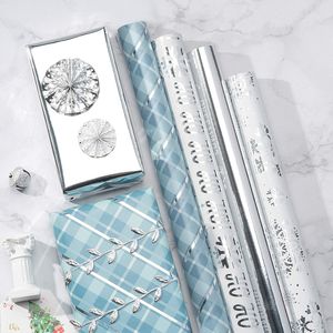 4 Rotoli di Carta da Regalo Natalizia Blu Argento con Motivo a Fiocchi di Neve, 76 cm, con Finitura Metallizzata Lucida - Product Image 3