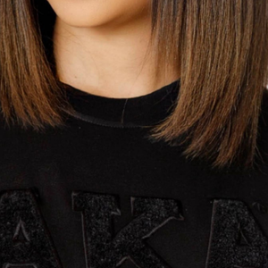 Camiseta de Color Sólido Estilo Chenille con Letras Griegas Bordadas, Prenda Casual de Algodón Premium para Hermandades, Estilo Negro - Product Image 3