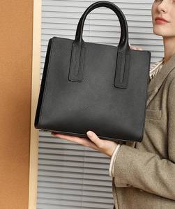 Sac fourre-tout en cuir véritable noir, grainé, avec fermeture éclair, sac à main à bandoulière, grande capacité pour les voyages quotidiens et le shopping - Product Image 1