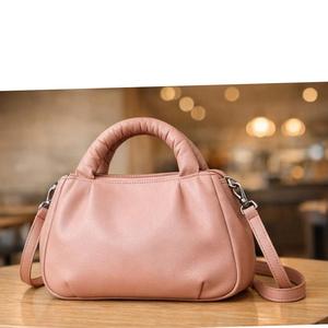 Este producto es un bolso de hombro minimalista de cuero negro diseñado para mujeres. - Product Image 3
