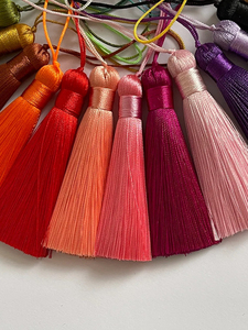 Pompons en rayonne soyeuse de 8 cm faits main de haute qualité, épais, colorés et très visibles, pour vêtements ou usages personnalisés - Product Image 5