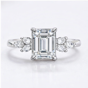 Anillo de Compromiso de Lujo con Moissanita de Corte Esmeralda y Oro Sólido de 14K, Diseño Original de Diseñador de Moda para Mujer - Product Image 1