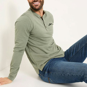 Camiseta Henley de calidad premium con diseño cómodo y ligero, tacto suave y diseño clásico. - Product Image 3
