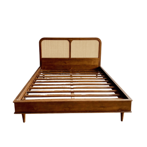 Lit plateforme king-size en teck Foris de style mid-century avec tête de lit en rotin, construction en bois massif pour mobilier de chambre - Product Image 1