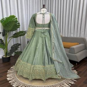 VASTRA COTTAGE Lehenga Choli de Satén Premium con Bordado de Hilo y Lentejuelas, Blusa sin Costuras de Gran Volumen, Dupatta de Georgette - Product Image 4