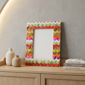 Cadre photo de table vertical personnalisable en résine gaufrée écologique fait main, motif chevron coloré FAIZA - Product Image 1