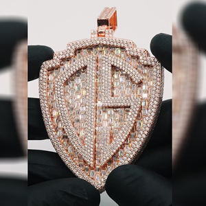 Colgante de Moissanita Oro Rosa con Diseño de Escudo Totalmente Engastado en Baguettes, Colgante de Declaración Estilo Hip Hop - Product Image 1