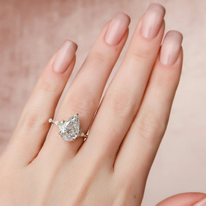 แหวนหมั้นเพชรทรงลูกแพร์สามเม็ดสุดหรู - Product Image 1