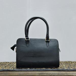 Bolso de Mano de Cuero de Lujo con Diseño de Cuadros Blancos y Negros y Bordado Floral - Product Image 4