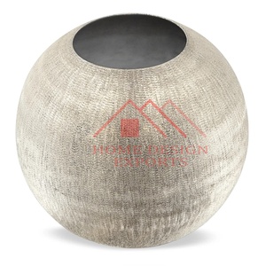 Pot de fleur décoratif imploré par la main pour la décoration de la maison et des hôtels Vase à fleur décoratif en aluminium de table indien - Product Image 1