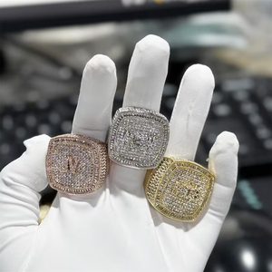 Bague Hip Hop Moissanite Iced Out, forme carrée coussin, large, en or, argent et rose gold, luxe, bling, pour hommes et femmes, look tendance - Product Image 1