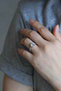 Anillo de Eternidad Clásico con Diamante de Corte Redondo de Moissanita de 2 Quilates, Plata 925 Original, Estilo Moderno, Regalo para Enamorados, Cumpleaños - Product Image 5