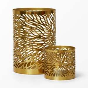 Portavelas metálico premium que agrega un encanto refinado, una luminosidad subtil y una elegancia artística a las zonas de estar. - Product Image 1