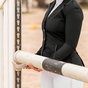 Veste d'équitation bordeaux pour femme, col vert clair, boutons argentés, tenue de concours équestre, matière coton polyester, logo personnalisé - Product Image 6