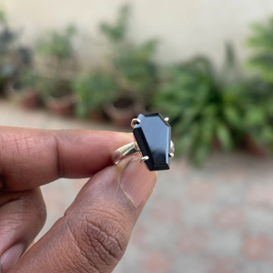 แหวนเงินแท้ 925 ทำมือ ดีไซน์คลาสสิกไม่ซ้ำใคร ประดับด้วยพลอยออนิกซ์สีดำธรรมชาติ  แบบสั่งทำพิเศษ ชุบทองคำขาว - Product Image 1