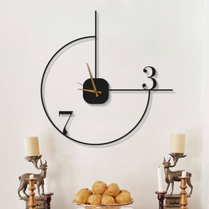 Reloj de pared minimalista con marco lineal asimétrico negro y manecillas doradas, disponible a precios de mayorista. - Product Image 1
