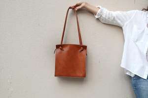 กระเป๋าถือสะพายไหล่หนังวัว PU ดีไซน์หรูสำหรับผู้หญิง ขายดีอันดับต้นๆ - Product Image 2