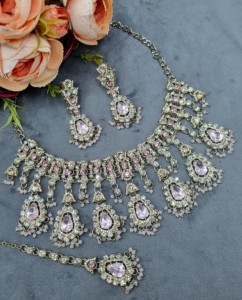 Parure de bijoux ethniques plaqués or antique avec collier, boucles d'oreilles et mangtika en pierre de cristal taille poire, pour occasions festives, vente en gros - Product Image 1
