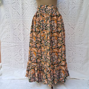 Jupe longue en coton pour femme, imprimé floral Paisley, taille élastiquée smockée, boutons sur le devant, ourlet à volants, vert forêt et orange - Product Image 1