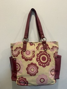 Sac fourre-tout à motif floral avec poignées bordeaux et base beige pour le shopping - Product Image 1