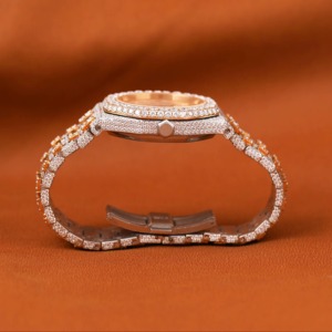 นาฬิกา Vanguard VVS Moissanite สีเงิน ประดับเพชรเต็มเรือน ตัวเรือนทรงโค้งแบบ Tonneau หน้าปัดทรง Cyber Baguette สายยางใส นาฬิกาสปอร์ต - Product Image 2