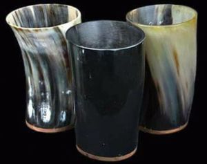 Verres à shot authentiques en corne de Viking, faits à la main, avec base en bois naturel et verre poli, pour shots de rhum, idéal pour les fêtes - Product Image 1