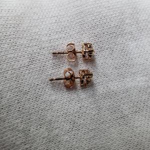 Pendientes de Oro de 14K con Diamantes Cultivados en Laboratorio de 0.24 Ct, Elegantes, con Tres Piedras, Estilo Minimalista, Joyería Fina, Regalo para Mujer, para Fiestas - Product Image 5