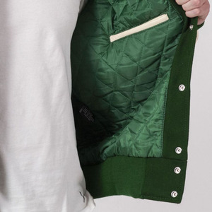 Veste varsity verte premium pour homme avec patchs brodés style western et col rabattable, vêtement décontracté d'automne - Product Image 3