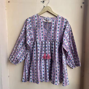 Top túnica con estampado de bloques florales Cuello profundo con cuerda más cerca Vestido largo con estampado de bloques a mano - Product Image 1