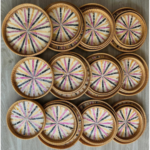 Bandeja redonda de ratán y madera con incrustaciones abstractas de nácar y asas de madera para decoración, presentación de alimentos y regalos. - Product Image 6