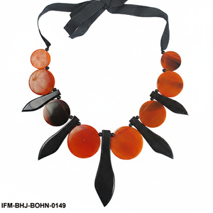 Collar artesanal de cuerno de búfalo Matinee con púas de pétalos negros pulidos y discos naranja Jaffa en cinta de grosgrain anudada - Product Image 2