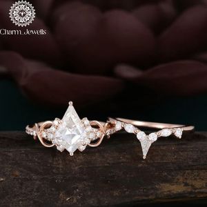 Bague de fiançailles en or rose avec moissanite taille coussin, sertie à griffes, design géométrique, style romantique pour femme, certifiée IGI - Charm_Jewells - Product Image 5