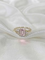Bague de mariage classique en or jaune 14 carats avec saphir rose naturel et diamants naturels, sertie d'un accent émeraude, bijoux de luxe raffinés.