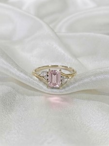 Anillo de lujo de oro amarillo de 14 quilates con zafiro rosa natural y diamantes naturales, corte esmeralda, estilo bypass clásico, para boda. - Product Image 1