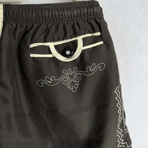 กางเกงหนังผู้ชายทรง Trachten Lederhosen ปักลายเรียบง่าย เอวกลาง ความยาวระดับเข่า สไตล์ High Street Wear - Product Image 6