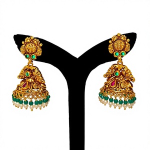 Pendientes Jhumka Antiguos de Oro Sólido de 22k, Hechos a Mano con Motivo de Lakshmi, Esmeraldas Verdes y Perlas Naturales para Boda - Product Image 1