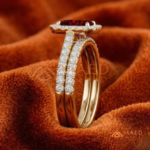 ชุดแหวนแต่งงานหรูหรา ชุบทองคำขาว 18K ประดับทับทิมสีแดงทรง Emerald Cut พร้อมแหวนหมั้นแบบ Halo และแหวนแต่งงานประดับเพชรโมอิสซาไนต์เข้าชุด - Product Image 2