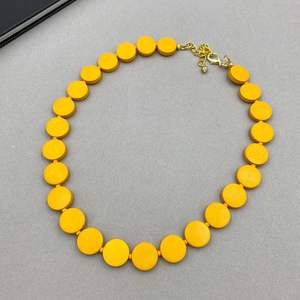 Collier en résine et bois fait main avec détails artistiques, accessoires de mode - Product Image 4