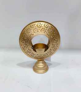 El portavelas hecho con curvas elegantes y adornos metálicos pulidos radiaba un encanto atemporal. - Product Image 1