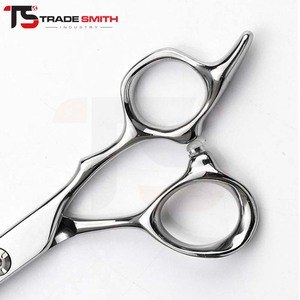 Tijeras de peluquería clásicas de acero inoxidable TSI, instrumento de precisión para cortar el cabello, para uso profesional en salones y barberías. - Product Image 6