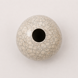 Jarrón Redondo de Cerámica Raku con Acabado Craquelado Blanco Moderno - Centro de Mesa Decorativo Pequeño para Bodas - Product Image 4