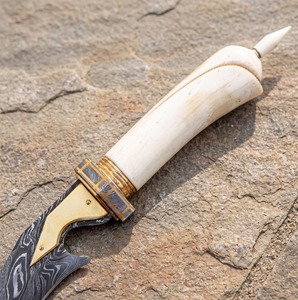 Couteau de chasse Bowie en acier Damas, lame à pointe tombante, bord droit, manche en bois avec étui, longueur totale 38 cm - Product Image 4
