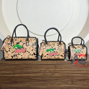 Bolsos de Mano de Cuero con Diseño Floral Hecho a Mano, con Asa Superior y Diseño a Cuadros Color Cereza, Bolsos de Viaje Tipo Duffel para Mujer - Product Image 1