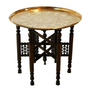 Table basse marocaine antique en laiton, plateau rond en métal gravé à la main avec base pliante en bois sculpté, meuble d'appoint - Product Image 1
