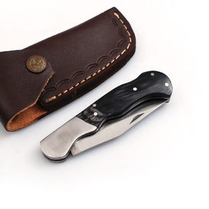 Cuchillo de Caza Plegable Personalizable de Acero Inoxidable de Alta Gama con Mango de Madera Forjado, Borde Serrado y Punta Clip con Botón de Presión - Product Image 6