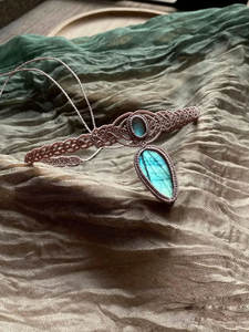 Collier artisanal tendance en macramé avec double perle d'eau douce et pierre naturelle gris mauve, style bouddhiste, collection Twilight Bloom - Product Image 2